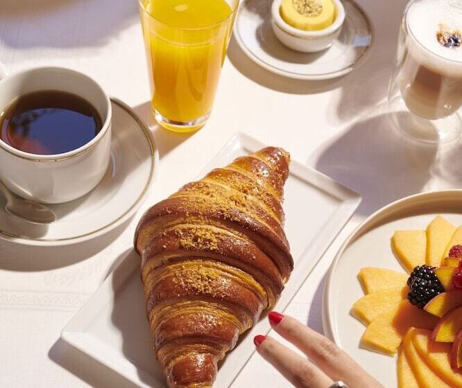 سوئیت جونیور با چشم‌انداز, Plaza Athenee  Dorchester Collection