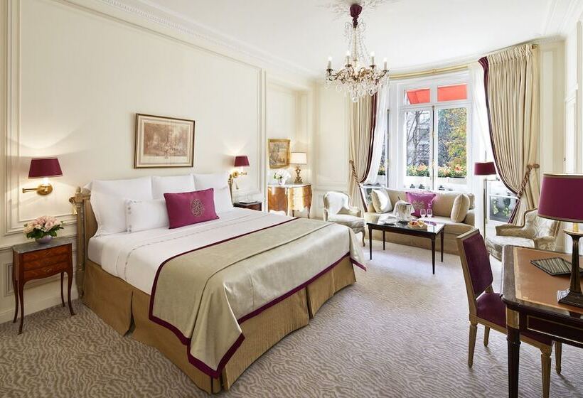 سوئیت جونیور با چشمانداز, Plaza Athenee Dorchester Collection