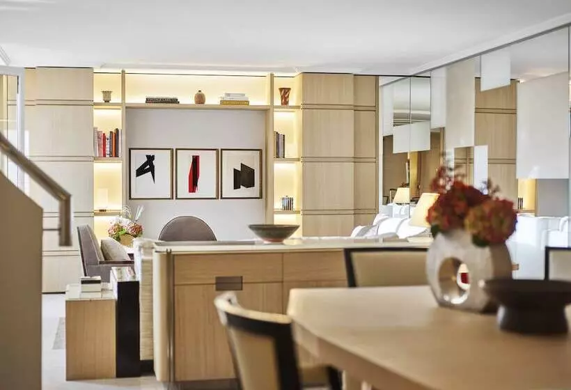 سوییت دوبلکس, Plaza Athenee  Dorchester Collection
