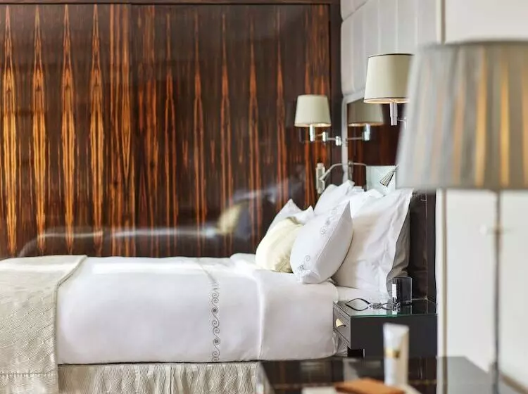 سوییت, Plaza Athenee  Dorchester Collection
