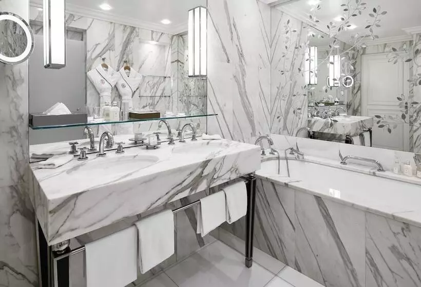 سوئیت پرستیژ با چشم انداز, Plaza Athenee  Dorchester Collection
