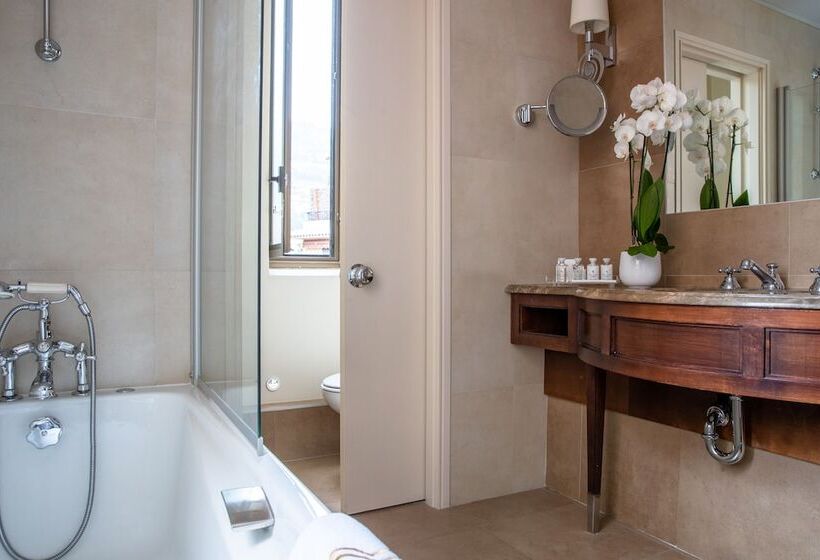 스탠다드 룸 산 전망, Royal Riviera