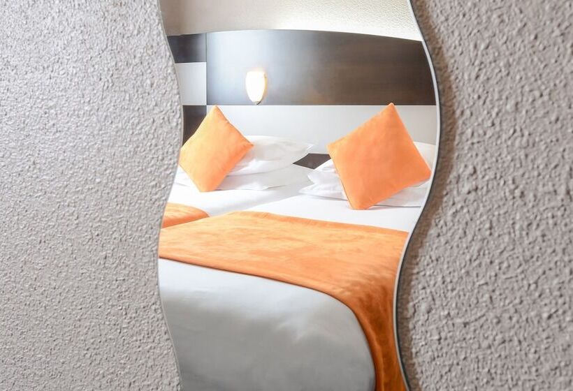 Семейный Номер, Hôtel Le Relais Des Brasseurs   Aubagne