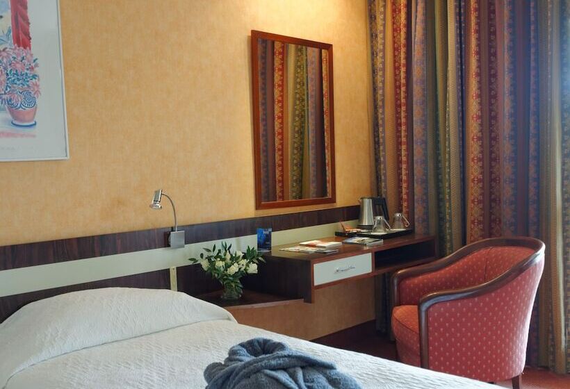 带花园景观高级房间, Villa Borghese, The Originals Relais