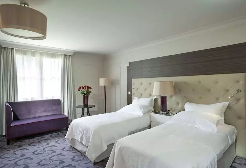 اتاق استاندارد با چشم‌انداز باغ, Waldorf Astoria Versailles   Trianon Palace