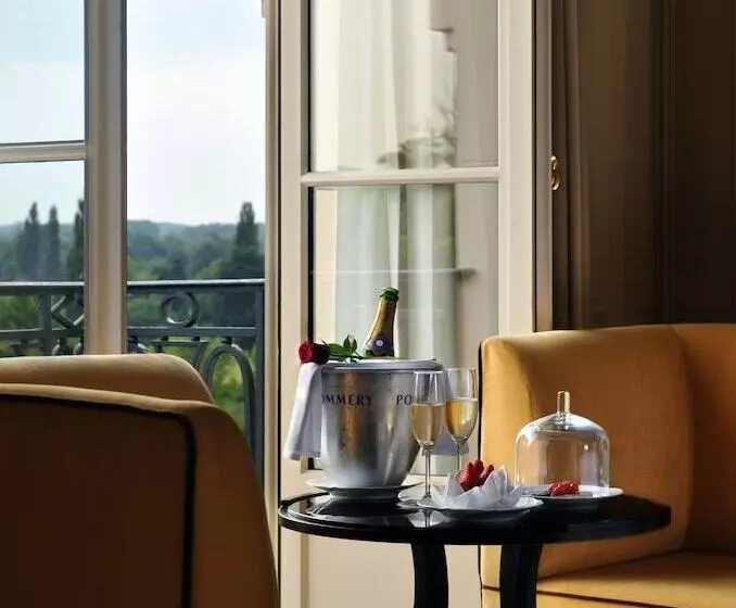 اتاق استاندارد با چشم‌انداز باغ, Waldorf Astoria Versailles   Trianon Palace