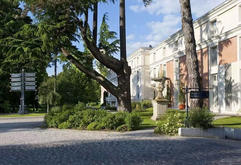 اتاق استاندارد با چشم‌انداز باغ, Waldorf Astoria Versailles   Trianon Palace