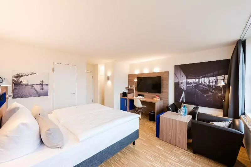 Suite Junior, Westminster