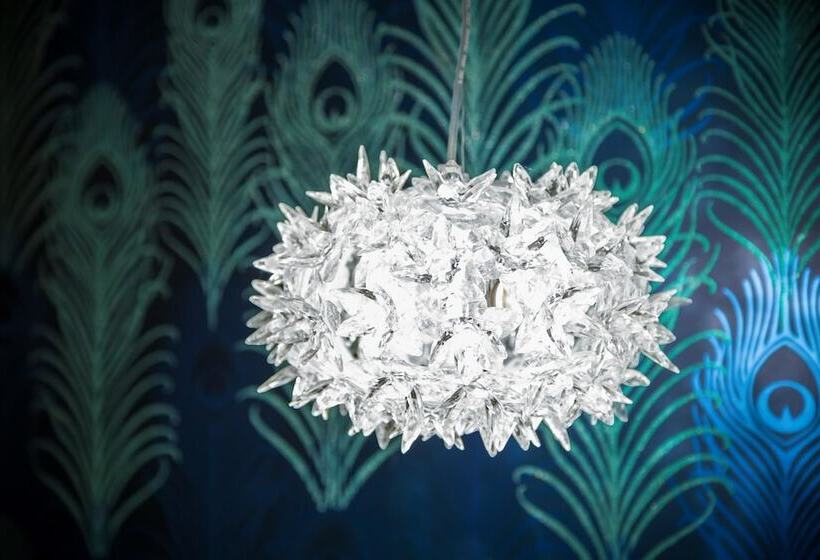 اتاق کلاسیک, Yllen Eiffel