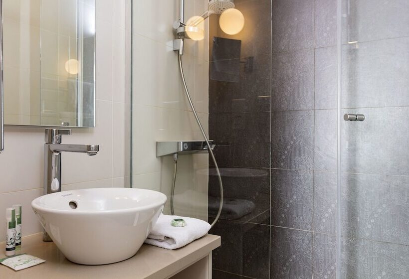 اتاق استاندارد یک نفره, Yllen Eiffel