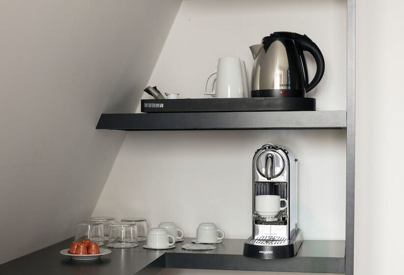 اتاق استاندارد چهار تخته, Yllen Eiffel