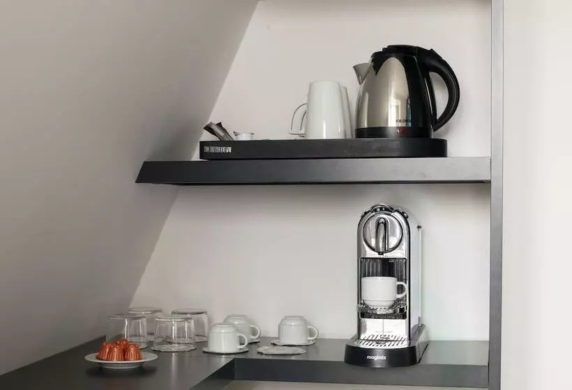 スタンダード４人部屋, Yllen Eiffel