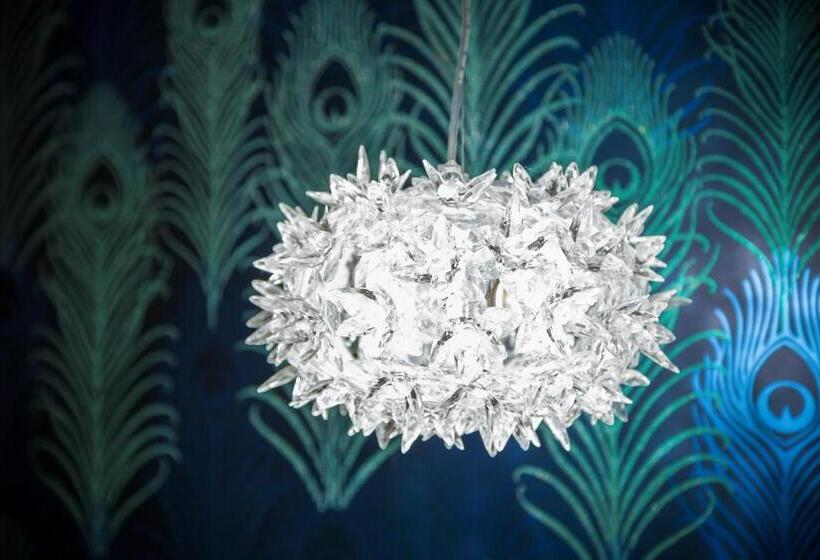 اتاق لوکس, Yllen Eiffel