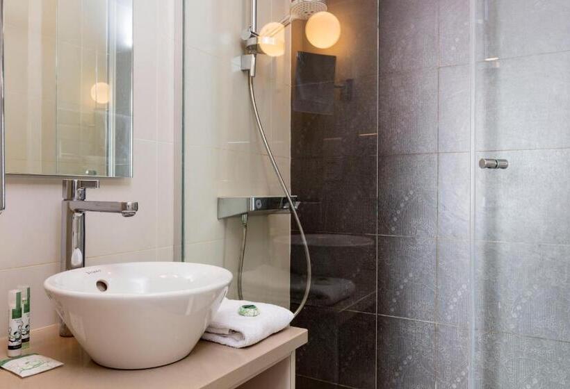 اتاق استاندارد یک نفره, Yllen Eiffel