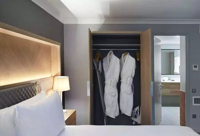 Junior Suite Lit King Size, Hilton Cobham