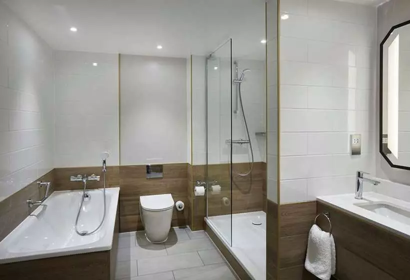 Junior Suite Lit King Size, Hilton Cobham