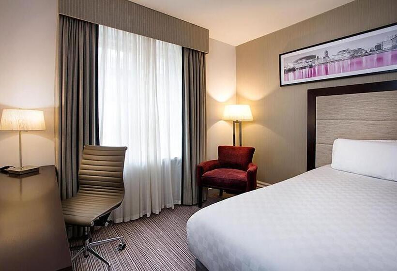 标准单人间, Leonardo Cardiff