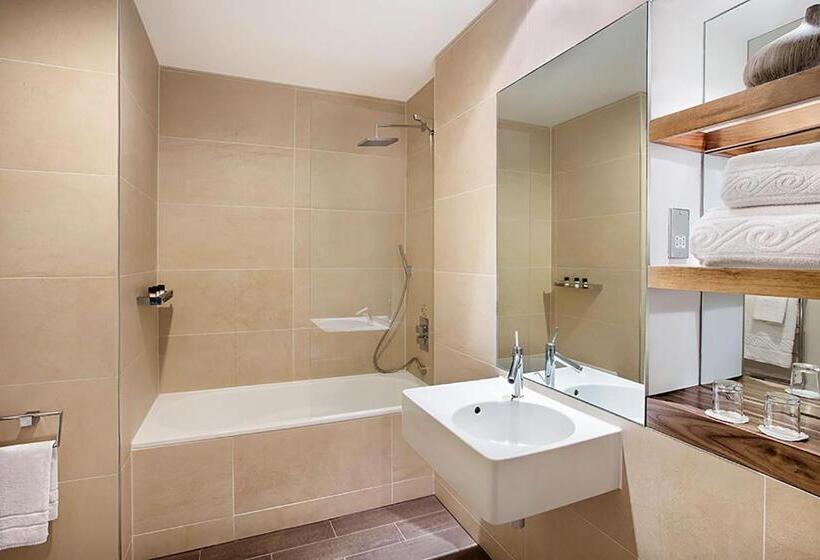 带大床的标准间, Leonardo Cardiff