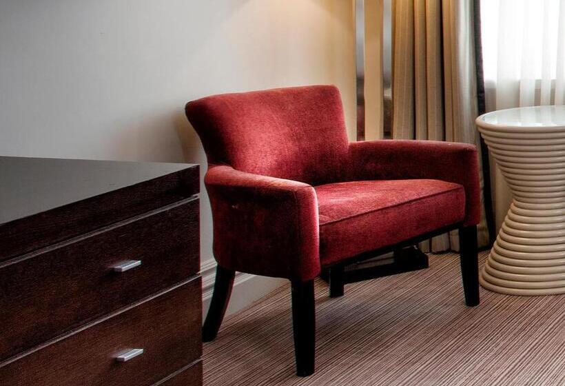 带大床的标准间, Leonardo Cardiff