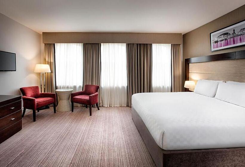 带大床的标准间, Leonardo Cardiff