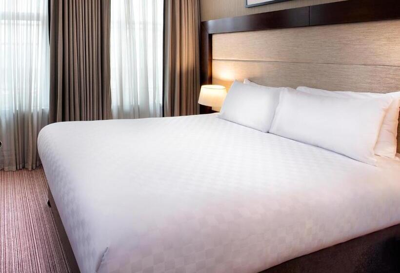 标准间, Leonardo Cardiff