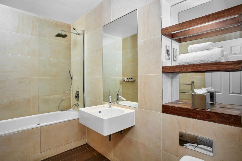 标准间, Leonardo Cardiff