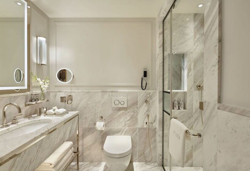 Deluxe Room, Jumeirah Carlton Tower London