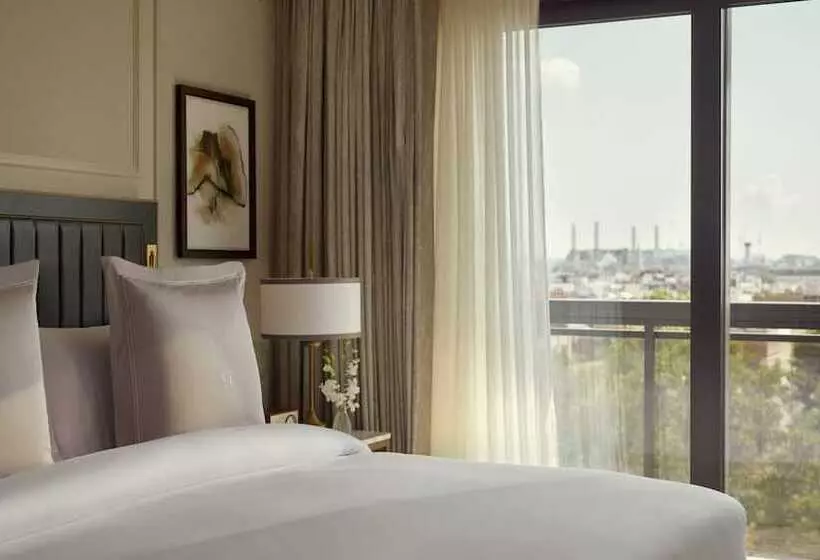 Deluxe Room, Jumeirah Carlton Tower London