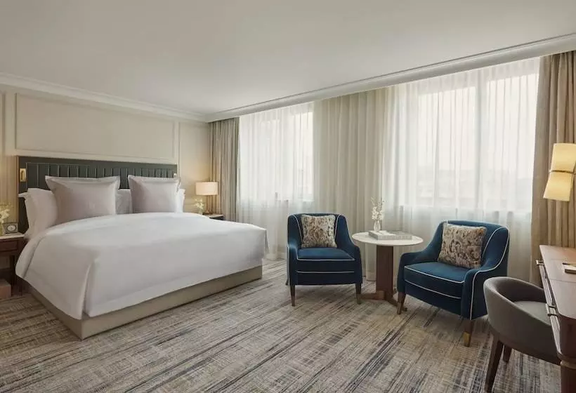 Deluxe Room, Jumeirah Carlton Tower London