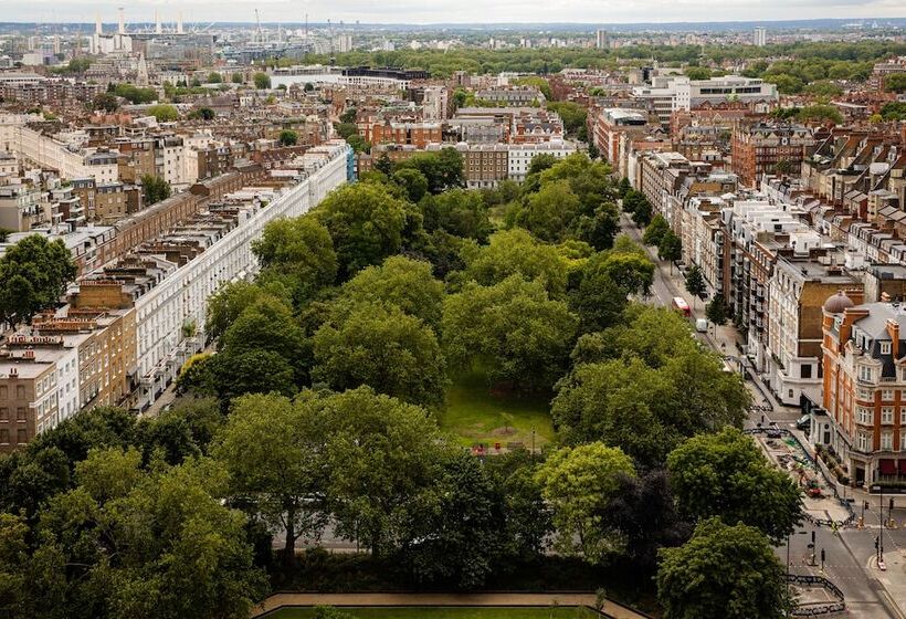 Superior Room, Jumeirah Carlton Tower London