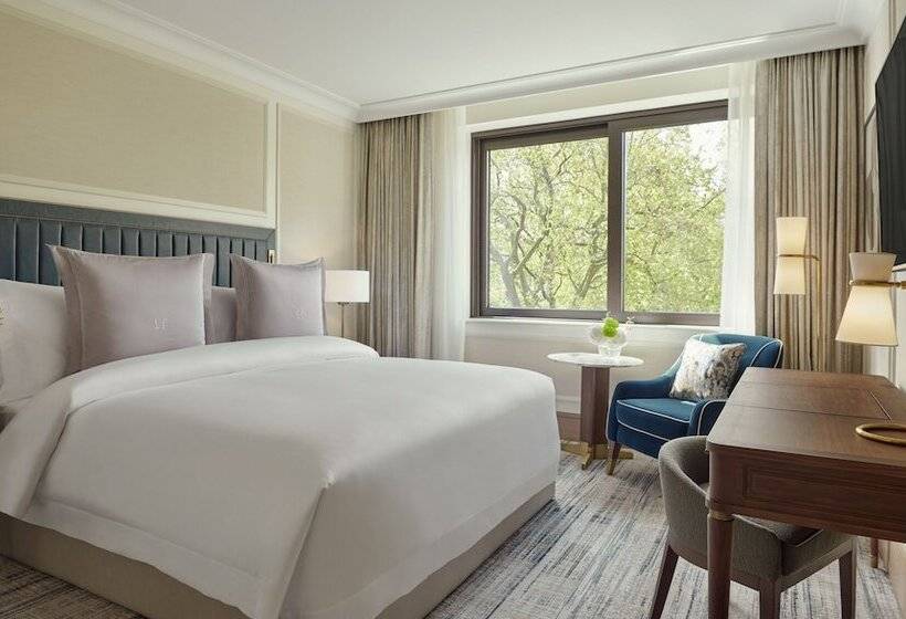 Номер Superior, Jumeirah Carlton Tower London