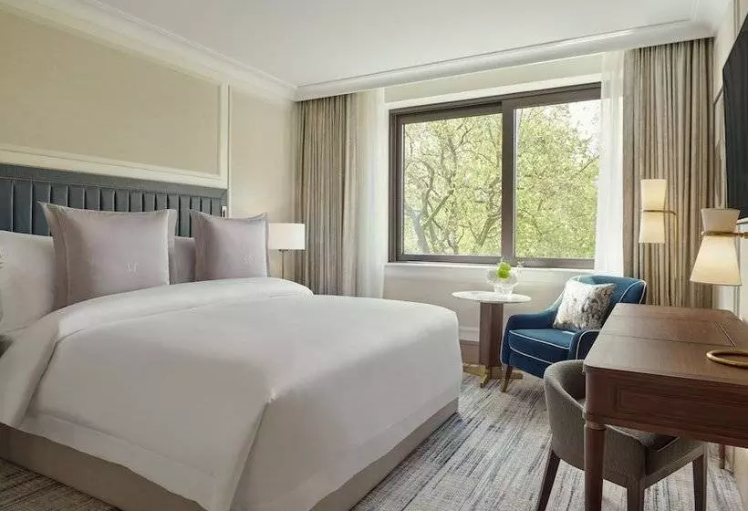 Superior Room, Jumeirah Carlton Tower London