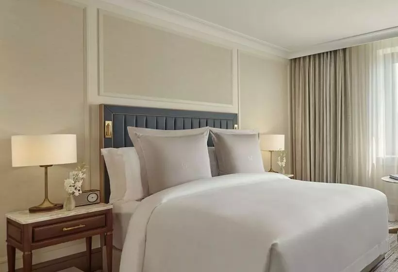 Standard Room, Jumeirah Carlton Tower London