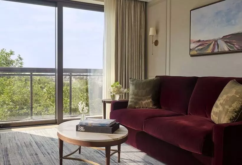 Junior Suite City View, Jumeirah Carlton Tower London