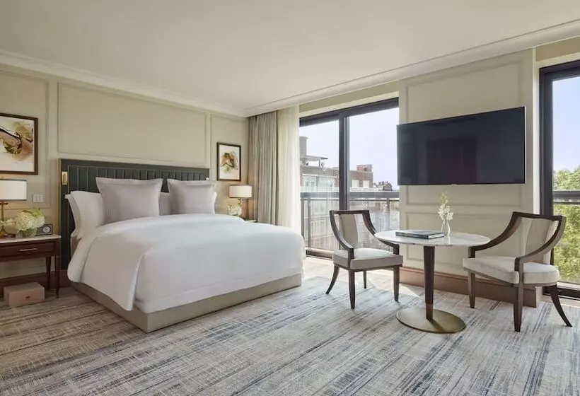 Junior Suite City View, Jumeirah Carlton Tower London