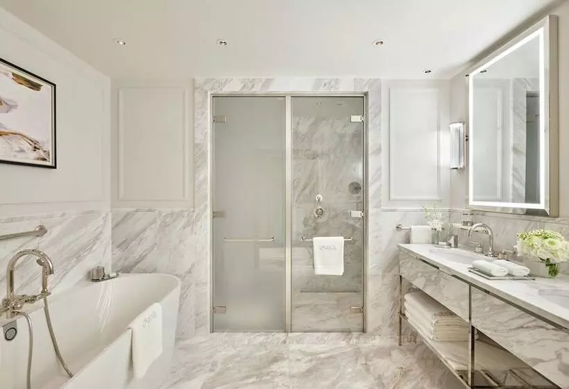 Deluxe Suite, Jumeirah Carlton Tower London