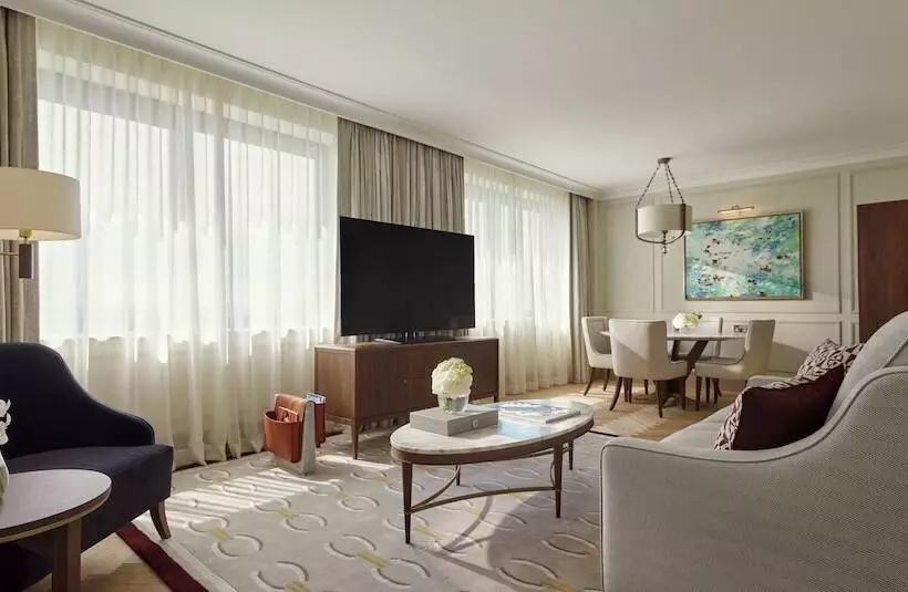 Deluxe Suite, Jumeirah Carlton Tower London