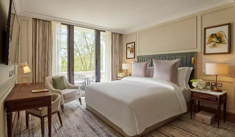 Suite, Jumeirah Carlton Tower London