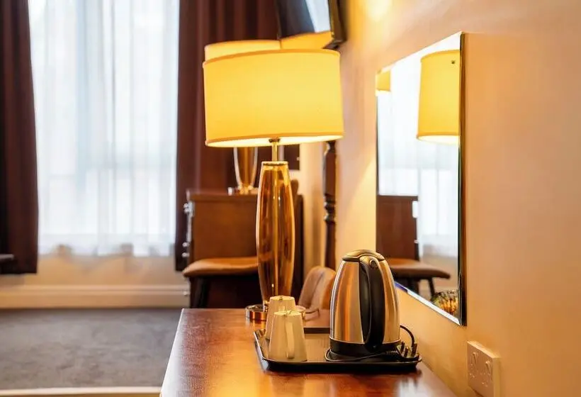 Standard Triple Room, Britannia Sachas Hotel Manchester