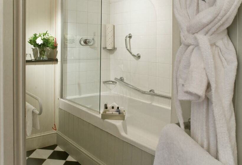 جناح, Macdonald Bear