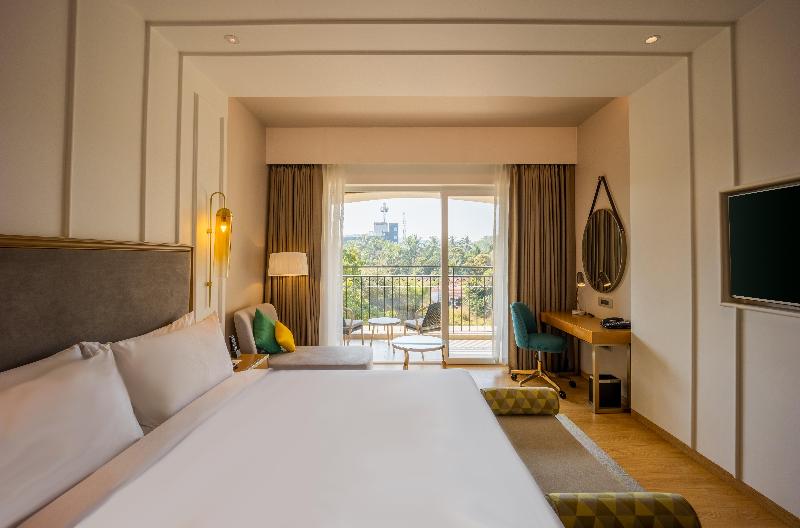 غرفة تنفيذية, Macdonald Bear