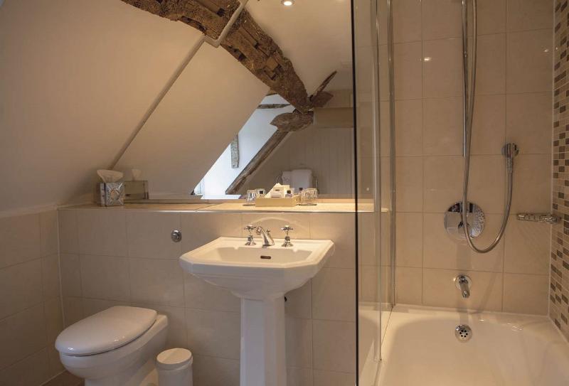 غرفة قياسية, Macdonald Bear