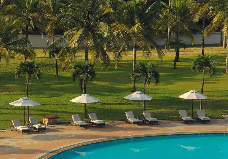 اتاق اجرایی با تخت بزرگ, Mövenpick Ambassador Hotel Accra