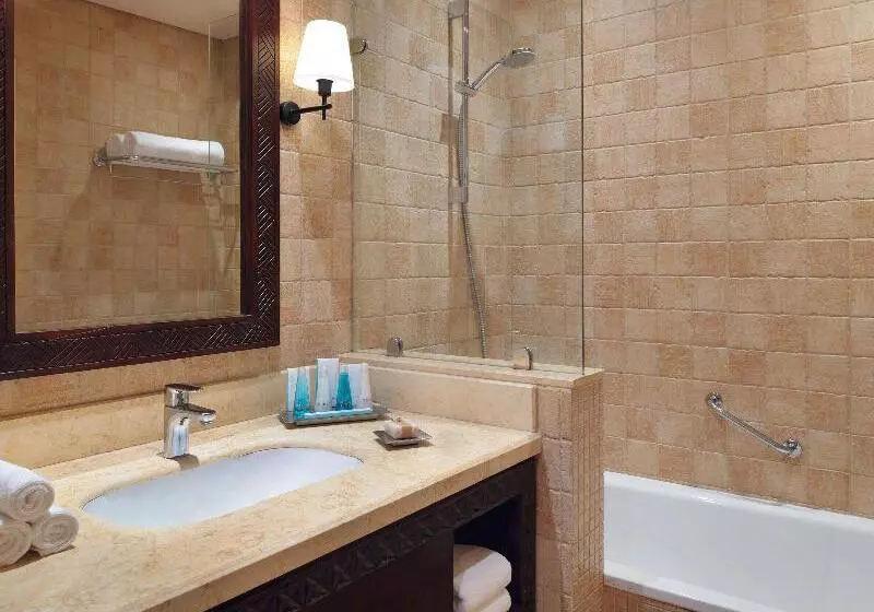 اتاق اجرایی با تخت بزرگ, Mövenpick Ambassador Hotel Accra