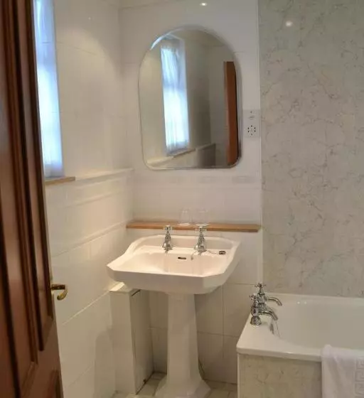 اتاق استاندارد با چشمانداز دریاچه, North West Castle