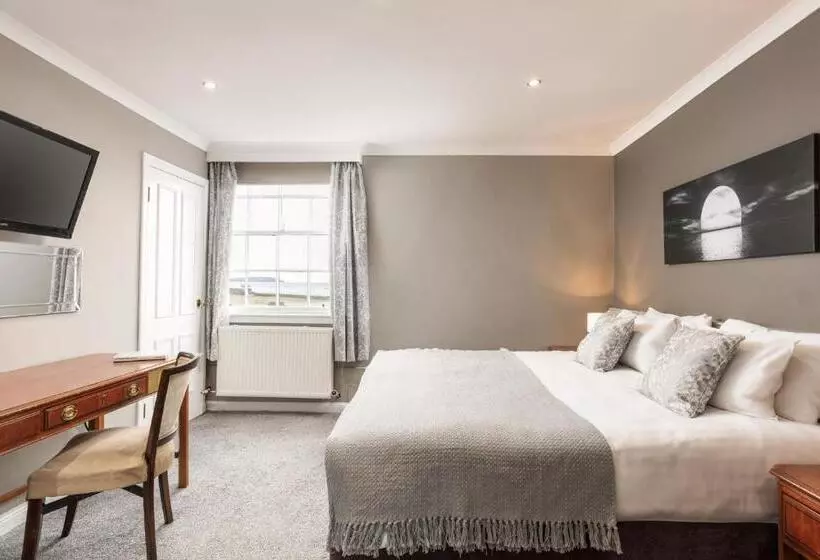 اتاق استاندارد با چشمانداز دریاچه, North West Castle
