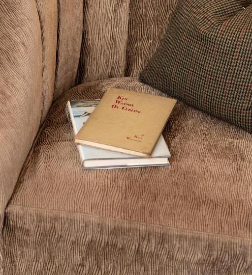 חדר קלאסי לשלושה, North West Castle