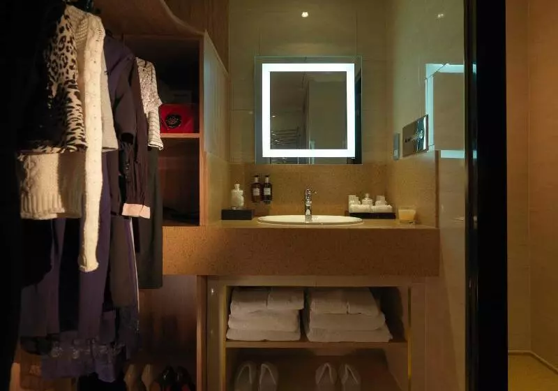 استودیوی استاندارد, Radisson Blu Hotel, London Bond Street