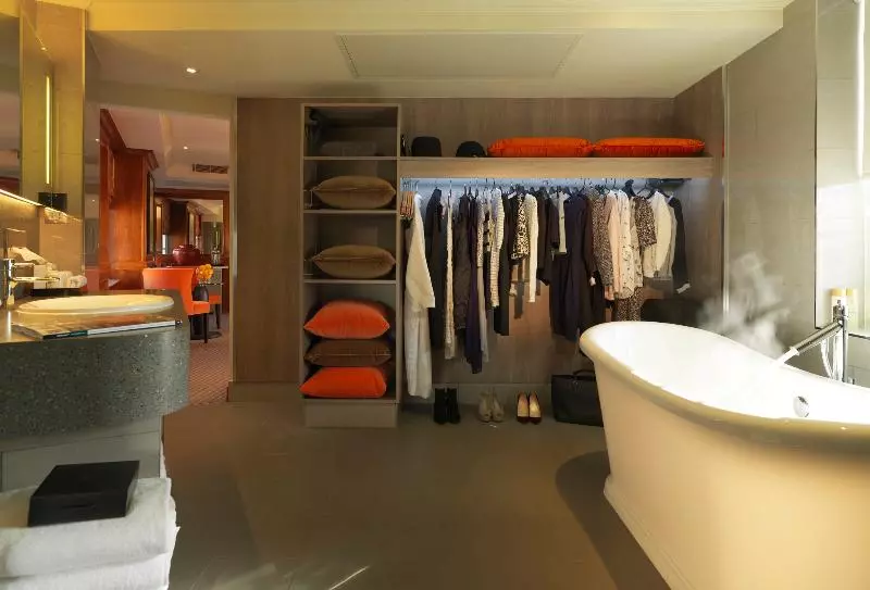 استودیوی استاندارد, Radisson Blu Hotel, London Bond Street