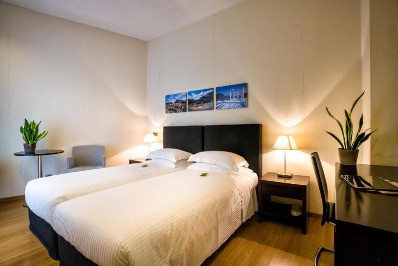 スタンダードルーム, The Athens Gate